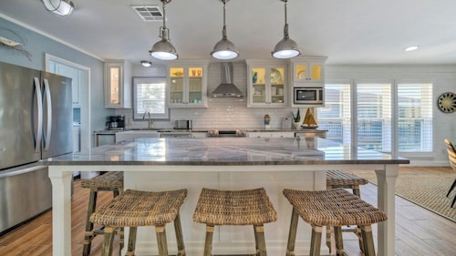 Beach Access Private Pool, Ping-pong, Firepit, Swings, & Views Tipsea Turtle