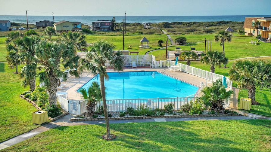 Oceanfront Condo w/ Private Balcony Pool + Tennis Bubbly Blew by Avantstay