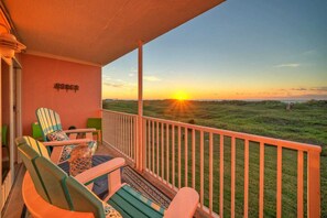 Apartment (1 Bedroom) | Interior - Oceanfront Condo w/ Private Balcony Pool + Tennis Bubbly Blew by Avantstay (Port Aransas)
