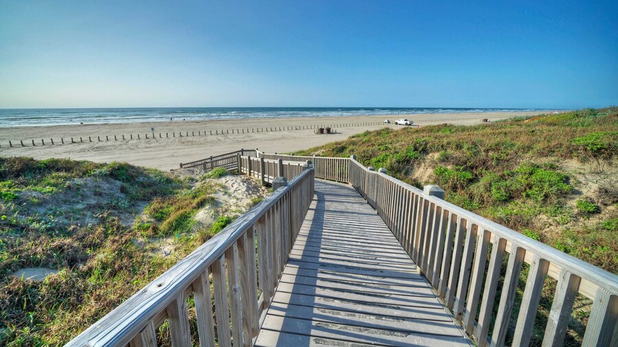 Oceanfront Condo w/ Private Balcony Pool + Tennis Bubbly Blew by Avantstay