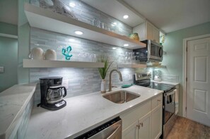 Interior - Beachfront Condo, Prvt Balcony w/ View, Pool Access Beach Happy by Avantstay (Port Aransas)