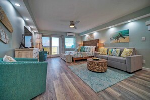 Interior - Beachfront Condo, Prvt Balcony w/ View, Pool Access Beach Happy by Avantstay (Port Aransas)