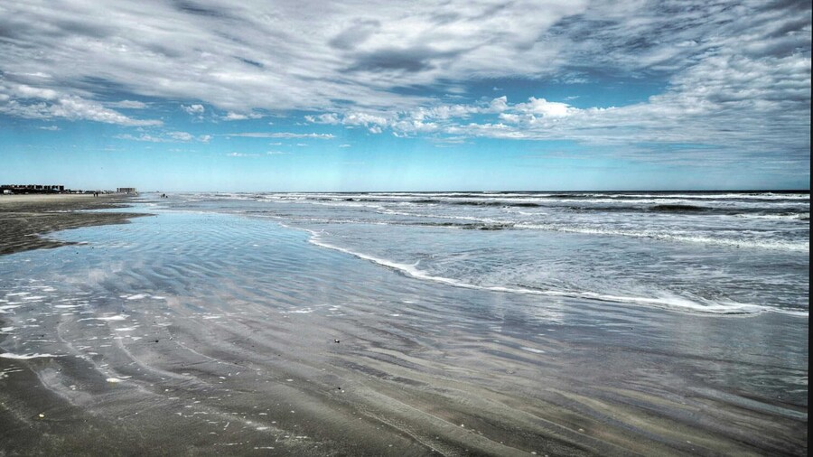 Beachfront Condo, Prvt Balcony w/ View, Pool Access Beach Happy by Avantstay