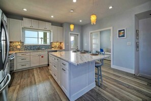 Interior - 50 Shades of Blue by Avantstay View+boat Parking (Port Aransas)