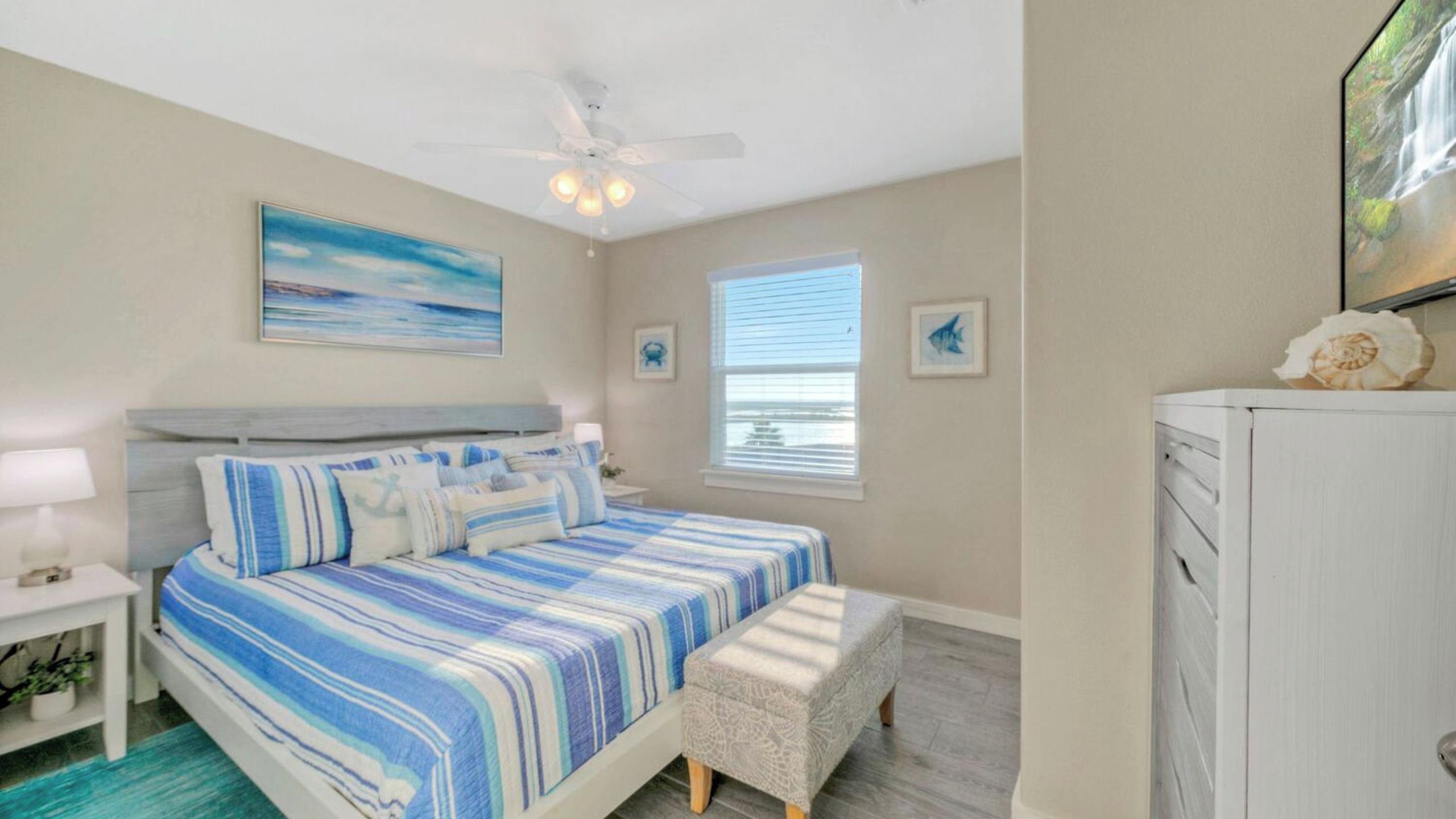 Une chambre à coucher avec un lit, une table de chevet et une commode.