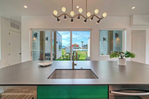 Modern Design, 3 Mins to the Beach Boat Parking The Beach Box by Avantstay