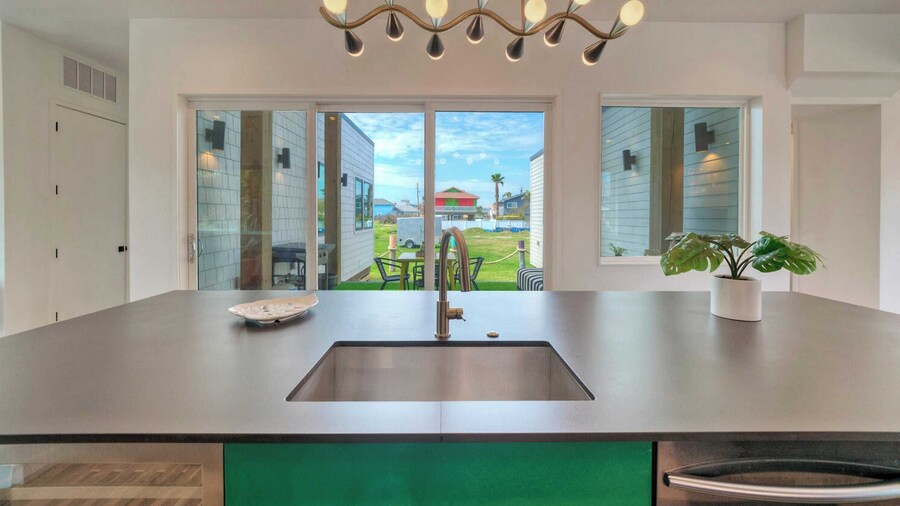 Modern Design, 3 Mins to the Beach Boat Parking The Beach Box by Avantstay
