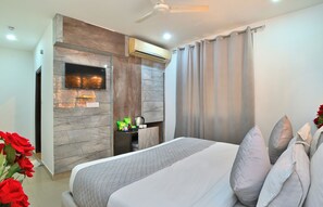 Desk, soundproofing, free WiFi, bed sheets - Hotel Bella Vista New Delhi-walk from New delhi railway station (New Delhi)