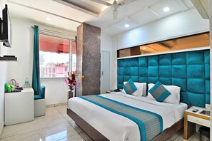 Desk, soundproofing, free WiFi, bed sheets - Hotel Bella Vista New Delhi-walk from New delhi railway station (New Delhi)