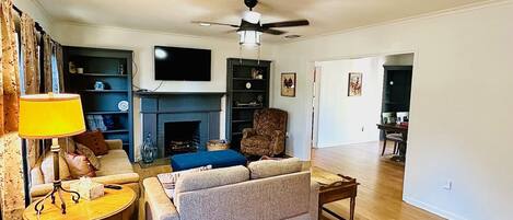 Smart-TV, Kamin, Bücher