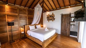 Standard Room, 1 King Bed | Minibar, in-room safe, desk, laptop workspace