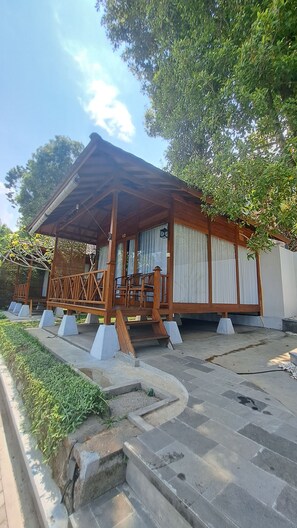 Standard Room, 1 King Bed | 1 bedroom, minibar, in-room safe, desk