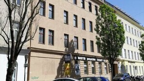 A building with multiple windows and a sign for 'MOTO PSYCHO'. - Cozy 2 bedroom Apart with balcony in Ottakring (Vienna)