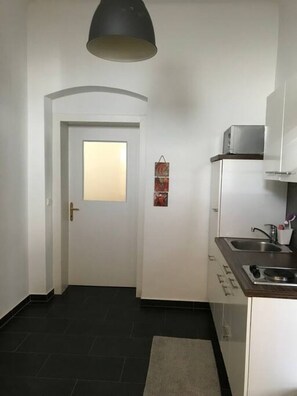 Kühlschrank, Mikrowelle, Herdplatte, Wasserkocher mit Kaffee-/Teezubehör
