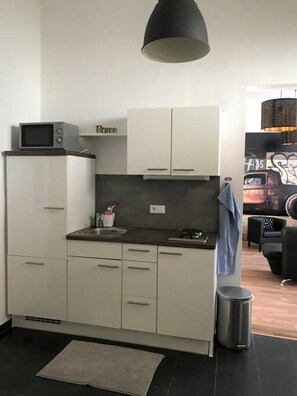 Fridge, microwave, stovetop, coffee/tea maker - Cozy 2 bedroom Apart with balcony in Ottakring (Vienna)