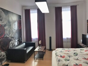 Escritorio, tabla de planchar con plancha, wifi y ropa de cama 