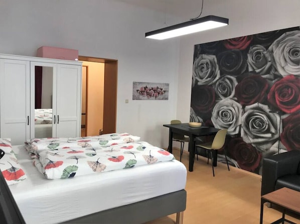Desk, iron/ironing board, WiFi, bed sheets