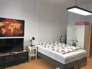 Desk, iron/ironing board, WiFi, bed sheets