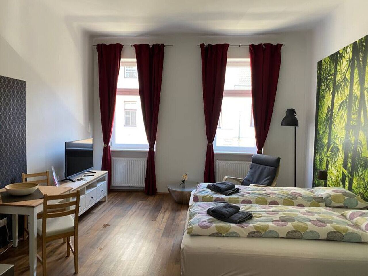 Desk, iron/ironing board, WiFi, bed sheets