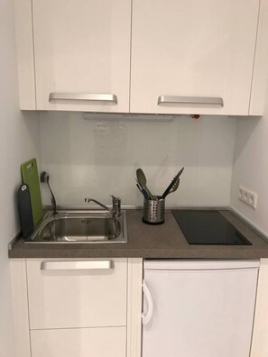 Fridge, microwave, stovetop, coffee/tea maker