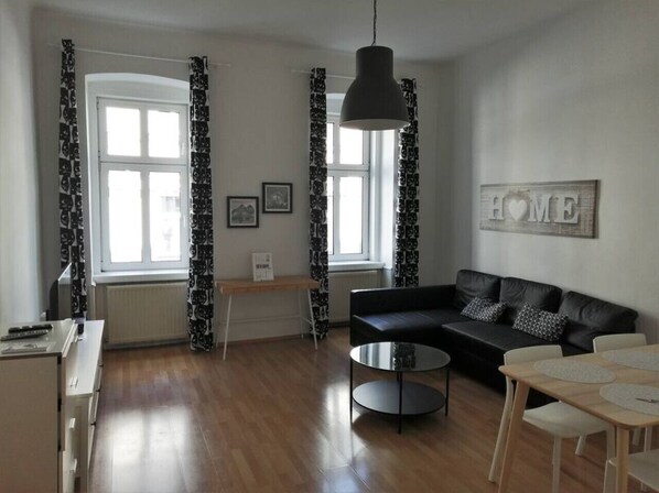 TV - Balcony Apartment near Schönbrunn (Vienna)