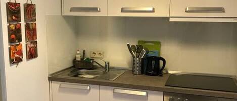 Fridge, oven, stovetop, coffee/tea maker