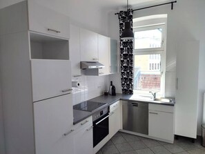 Een koelkast, een microgolfoven, een oven, een kookplaat
