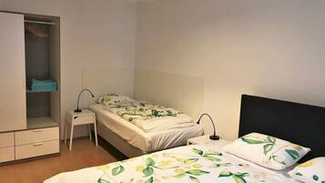 2 Schlafzimmer, Schreibtisch, Bügeleisen/Bügelbrett, WLAN