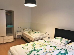 2 室のベッドルーム、デスク、アイロン / アイロン台、WiFi