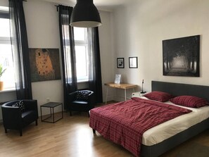 Desk, iron/ironing board, WiFi, bed sheets - Studio Apartment near Reumanplatz (Vienna)