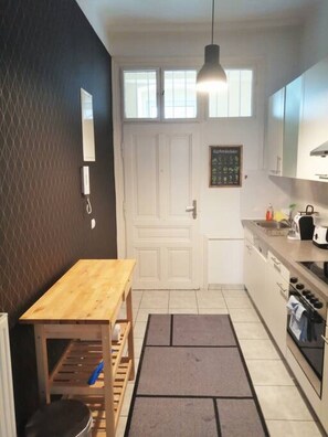 Fridge, oven, stovetop, dishwasher - Apartment near Schönbrunn (Vienna)
