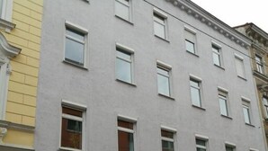 Un immeuble à plusieurs étages, chaque étage étant doté d’une rangée de fenêtres.