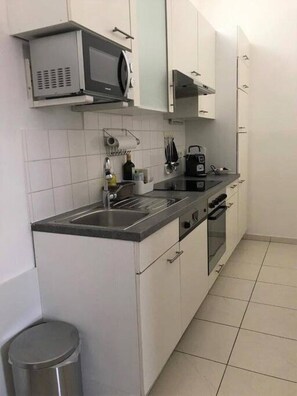 Fridge, microwave, oven, stovetop - Apartment Balcony in Reindorf (Vienna)