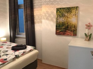 2 habitaciones, escritorio, tabla de planchar con plancha y wifi