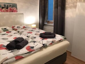 2 bedrooms, desk, iron/ironing board, WiFi