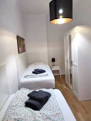 2 habitaciones, escritorio, tabla de planchar con plancha y wifi