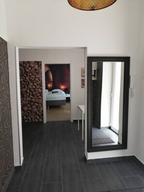 2 bedrooms, desk, iron/ironing board, WiFi