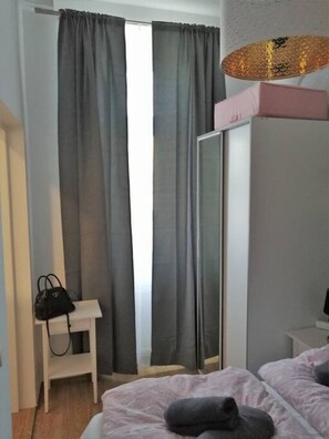 Desk, iron/ironing board, WiFi, bed sheets