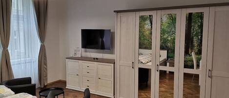 Skrivebord, strykejern/-brett, wi-fi og sengetøy