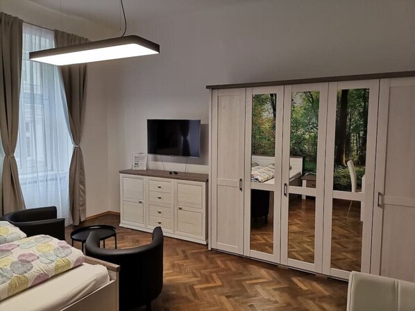 Desk, iron/ironing board, WiFi, bed sheets