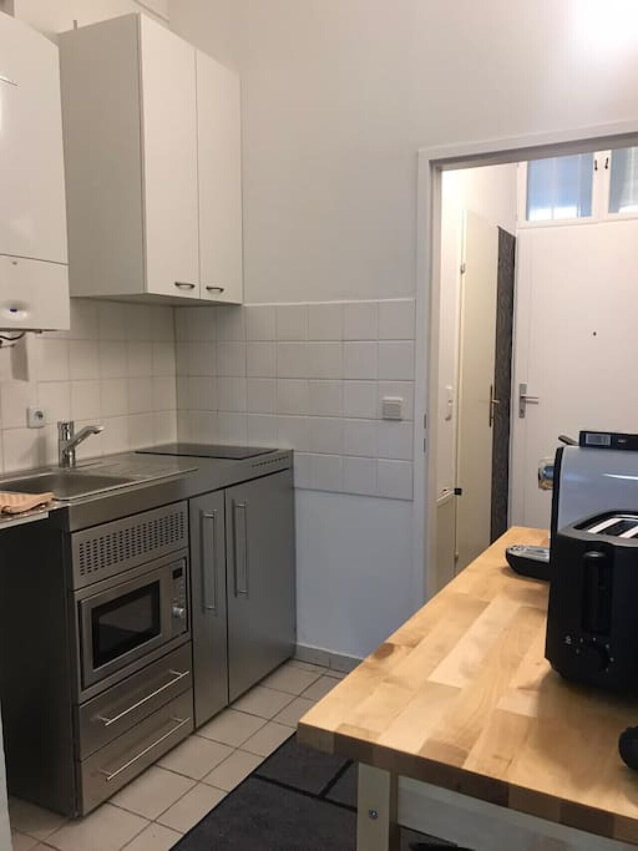 Kühlschrank, Mikrowelle, Herdplatte, Wasserkocher mit Kaffee-/Teezubehör