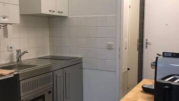 Kühlschrank, Mikrowelle, Herdplatte, Wasserkocher mit Kaffee-/Teezubehör