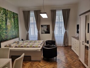 Bureau, fer et planche Ă repasser, Wi-Fi, draps fournis