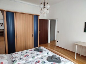 1 室のベッドルーム、デスク、アイロン / アイロン台、WiFi