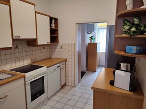 Fridge, oven, stovetop, dishwasher