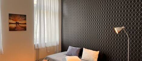 1 dormitorio, escritorio, tabla de planchar con plancha y wifi