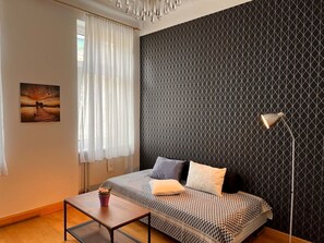 1 slaapkamer, een bureau, een strijkplank/strijkijzer, wifi