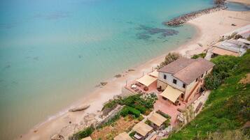Una spiaggia nelle vicinanze