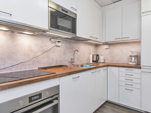 Réfrigérateur, four à micro-ondes, lave-vaisselle, grille-pain