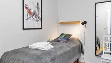 1 habitación y tabla de planchar con plancha